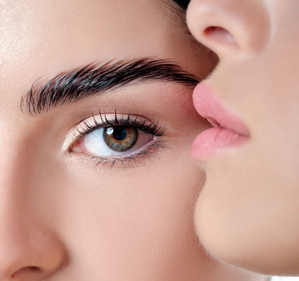 Dettaglio delle sopracciglia disciplinate dal trattamento YUMI Lashes & Brows